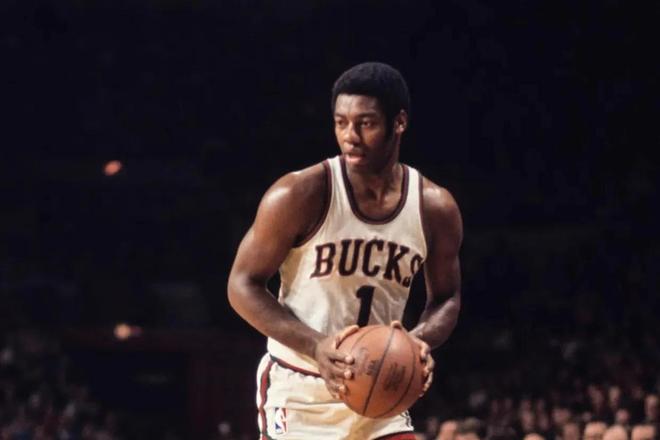 米兰名宿博列洛涛本赛季的米兰：目前球队成绩很好，但阿莱格里缺个我这样的中锋