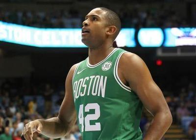 欧冠赛前穆里尼奥与两名昔日弟子重逢，并亲吻了斯内德的光头